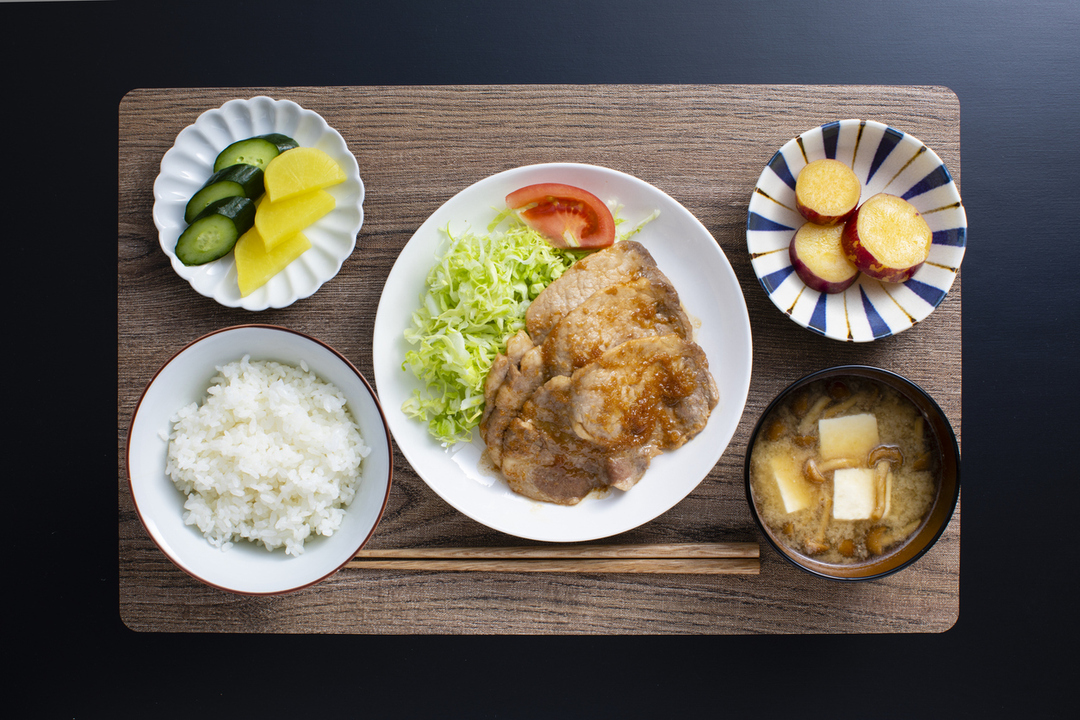 生姜焼きをメインにした和食のセット画像