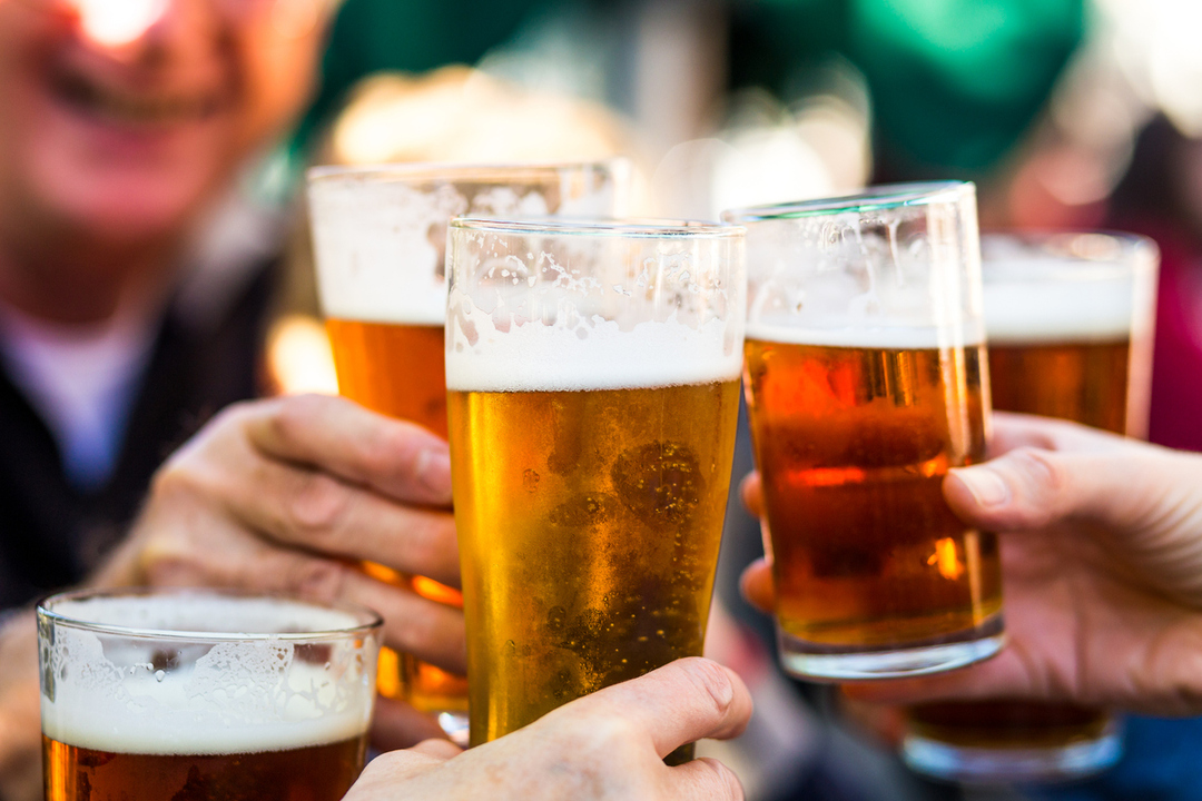 クラフトビールで乾杯する画像